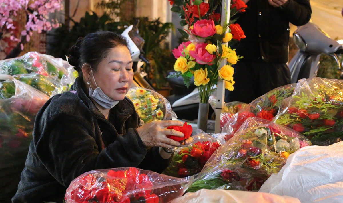 Tet flower markets in Hanoi Old Quarter deserted due to Covid-19, in photos Tet flower markets in Hanoi Old Quarter deserted due to Covid-19, in photos