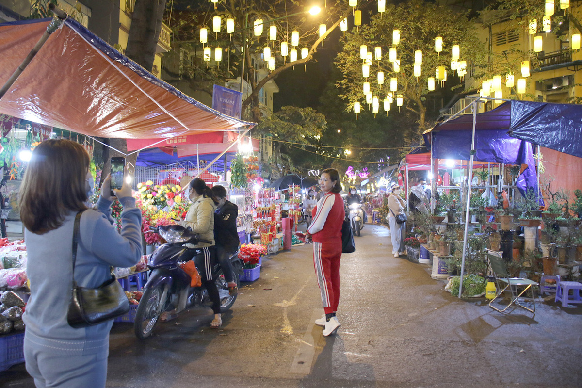 Tet flower markets in Hanoi Old Quarter deserted due to Covid-19, in photos Tet flower markets in Hanoi Old Quarter deserted due to Covid-19, in photos