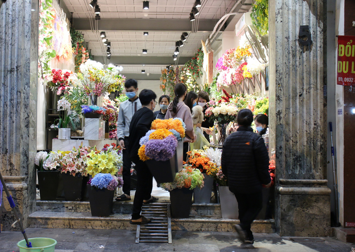 Tet flower markets in Hanoi Old Quarter deserted due to Covid-19, in photos Tet flower markets in Hanoi Old Quarter deserted due to Covid-19, in photos