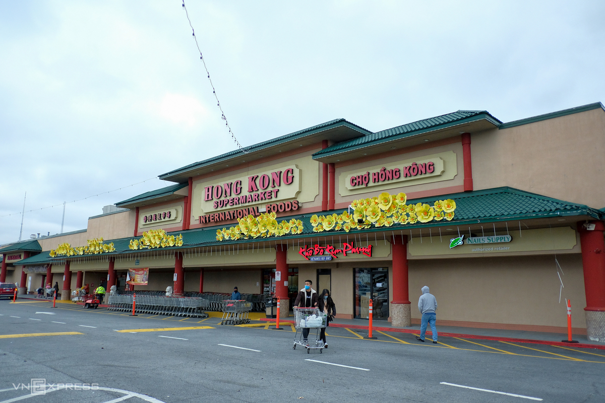 bustling atmosphere of vietnamese tet market in the us