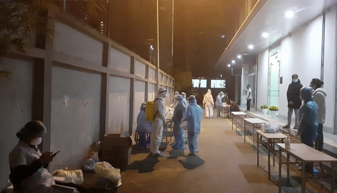 Apartment building in Hanoi placed under lockdown after Covid-19 case detected 0415 7