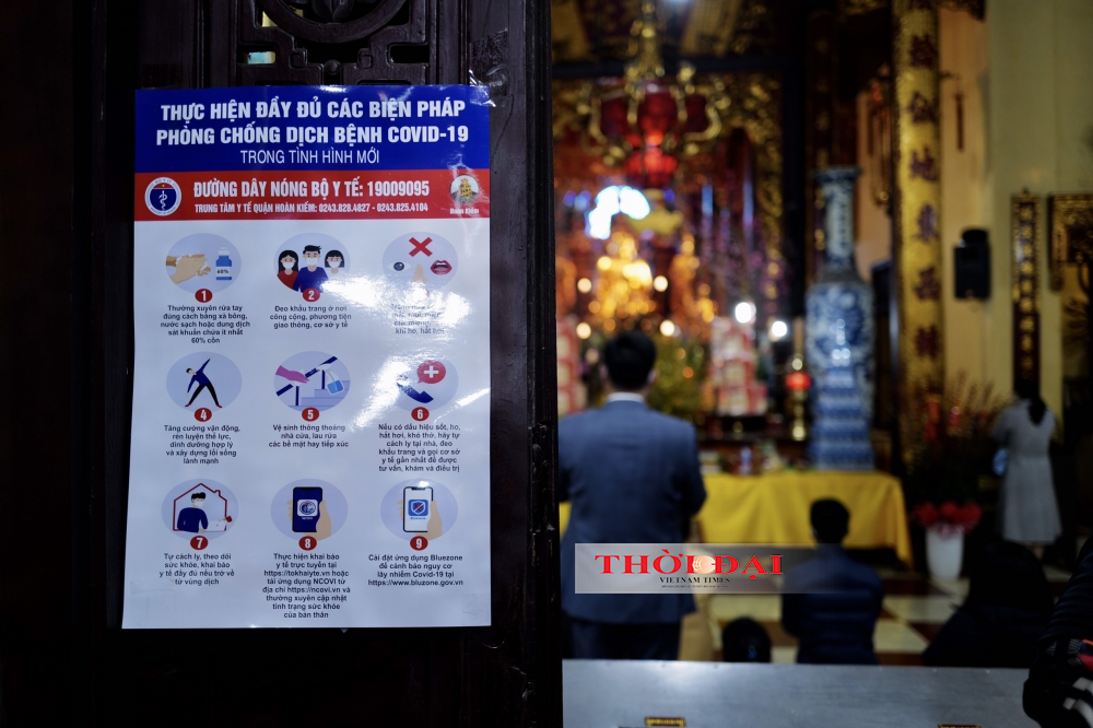 People follow Covid-19 safety protocol while visiting Quan Su pagoda People follow Covid-19 safety protocol while visiting Quan Su pagoda