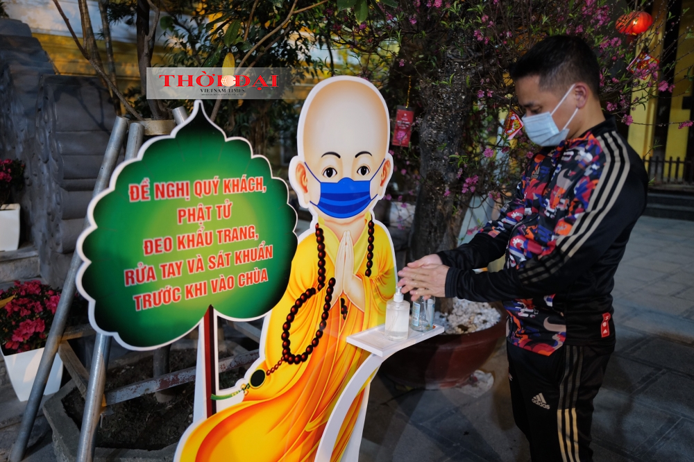 People follow Covid-19 safety protocol while visiting Quan Su pagoda People follow Covid-19 safety protocol while visiting Quan Su pagoda
