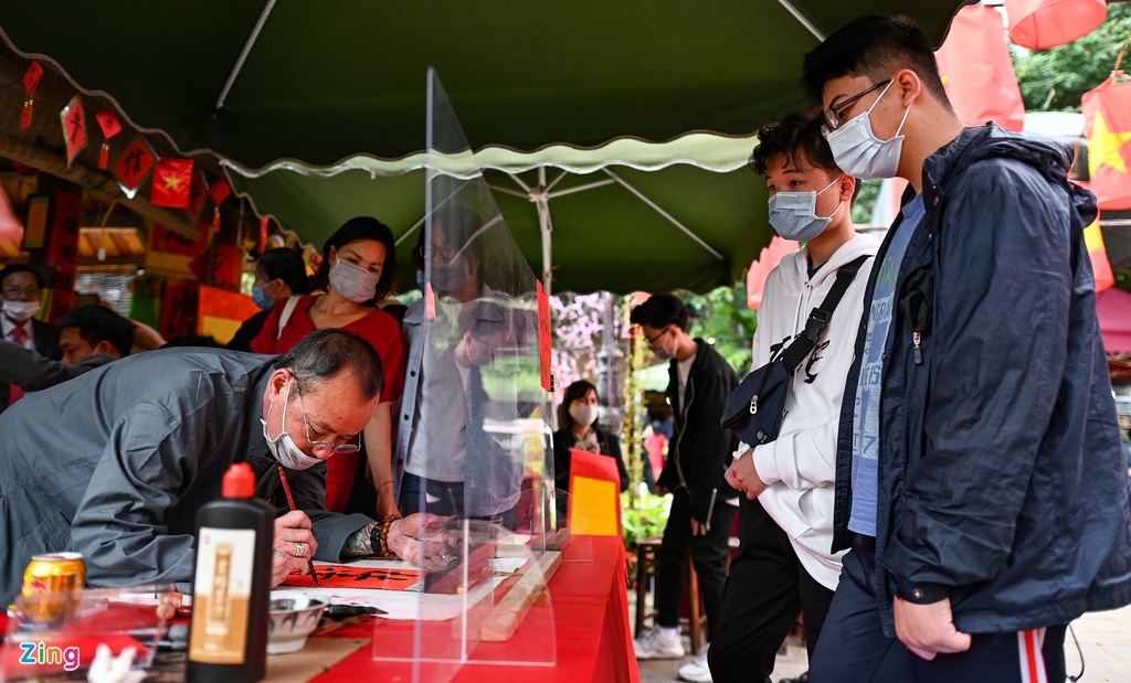 Calligraphers wear face masks, give words in Temple of Literature Calligraphers wear face masks, give words in Temple of Literature