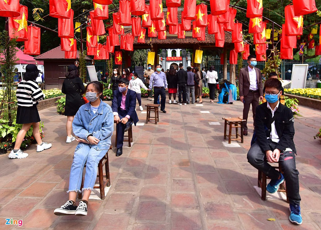 Calligraphers wear face masks, give words in Temple of Literature Calligraphers wear face masks, give words in Temple of Literature