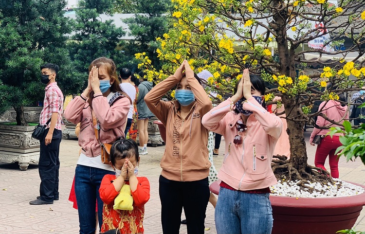 Calligraphers wear face masks, give words in Temple of Literature Calligraphers wear face masks, give words in Temple of Literature