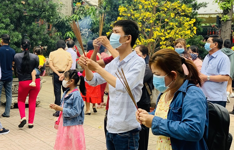 Calligraphers wear face masks, give words in Temple of Literature Calligraphers wear face masks, give words in Temple of Literature