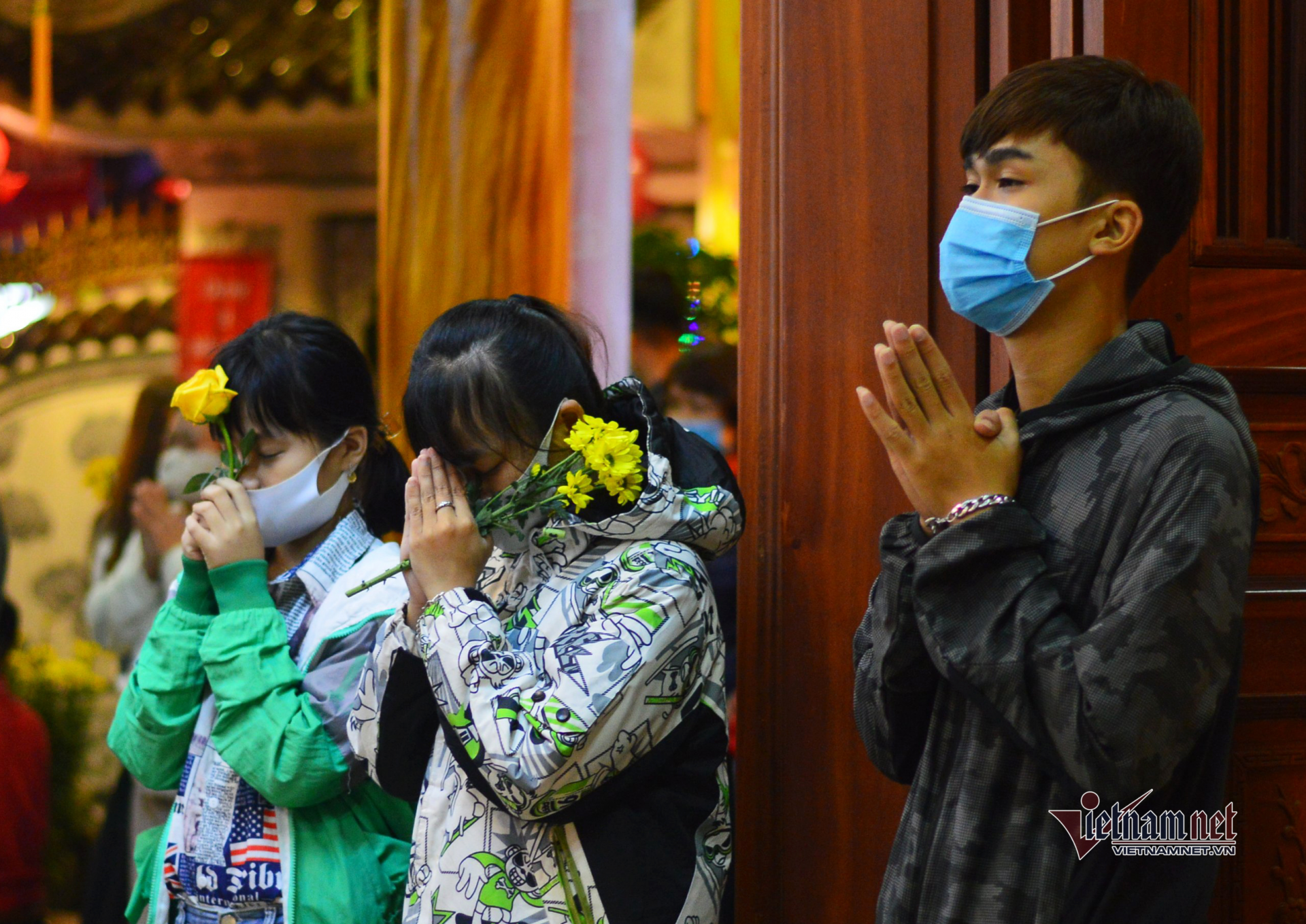 Calligraphers wear face masks, give words in Temple of Literature Calligraphers wear face masks, give words in Temple of Literature