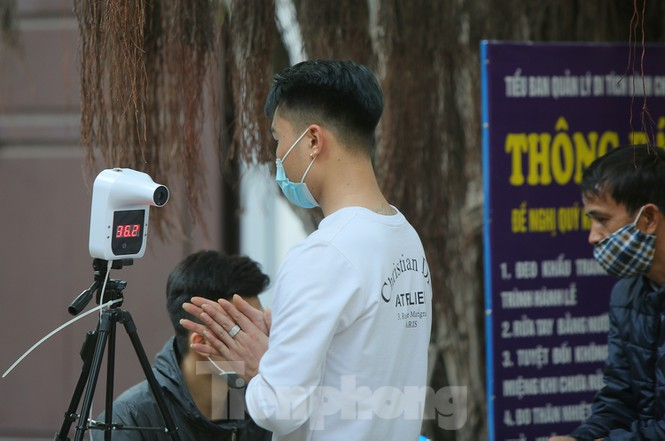 Youngsters flock to Ha pagoda to pray for love on Valentine’s Day Youngsters flock to Ha pagoda to pray for love on Valentine’s Day