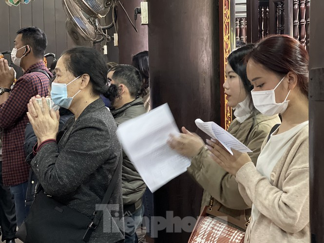 Youngsters flock to Ha pagoda to pray for love on Valentine’s Day Youngsters flock to Ha pagoda to pray for love on Valentine’s Day