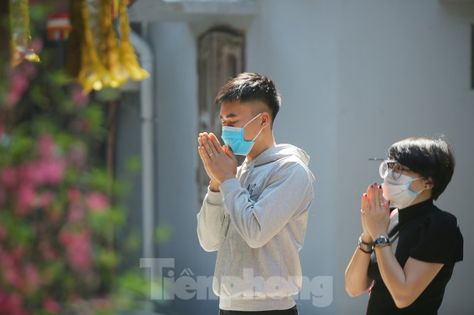 Youngsters flock to Ha pagoda to pray for love on Valentine’s Day Youngsters flock to Ha pagoda to pray for love on Valentine’s Day