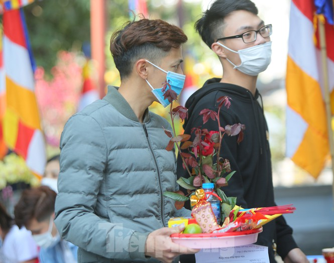 Youngsters flock to Ha pagoda to pray for love on Valentine’s Day Youngsters flock to Ha pagoda to pray for love on Valentine’s Day