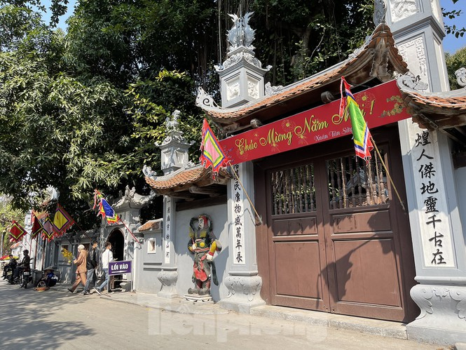 youngsters flock to ha pagoda to pray for love on valentines day
