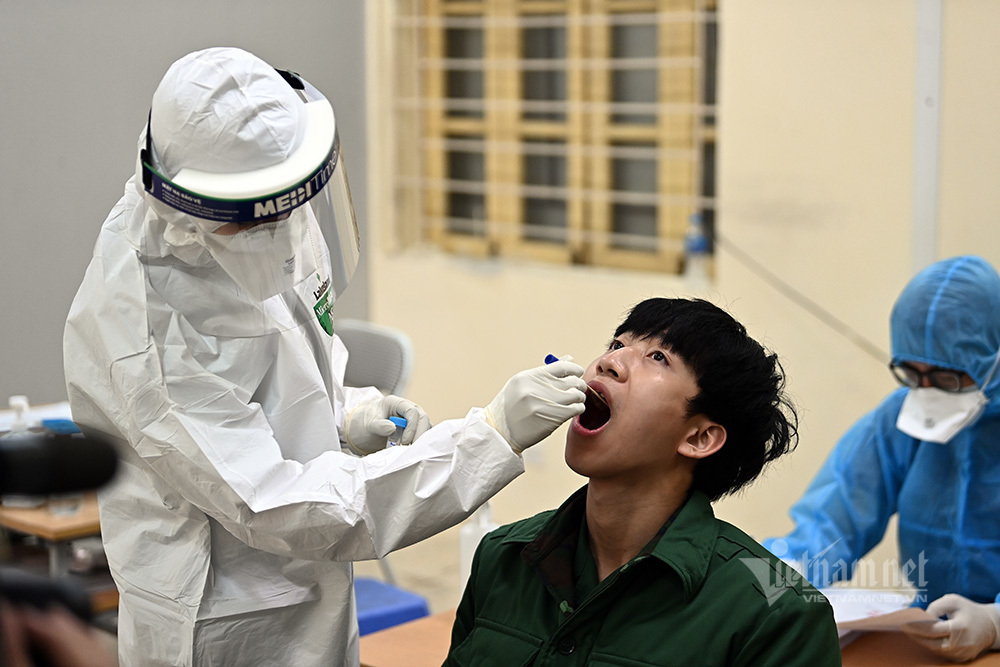 Photos: Thousands of enlistees in Hanoi tested for Covid-19 Photos: Thousands of military enlistees in Hanoi tested for Covid-19