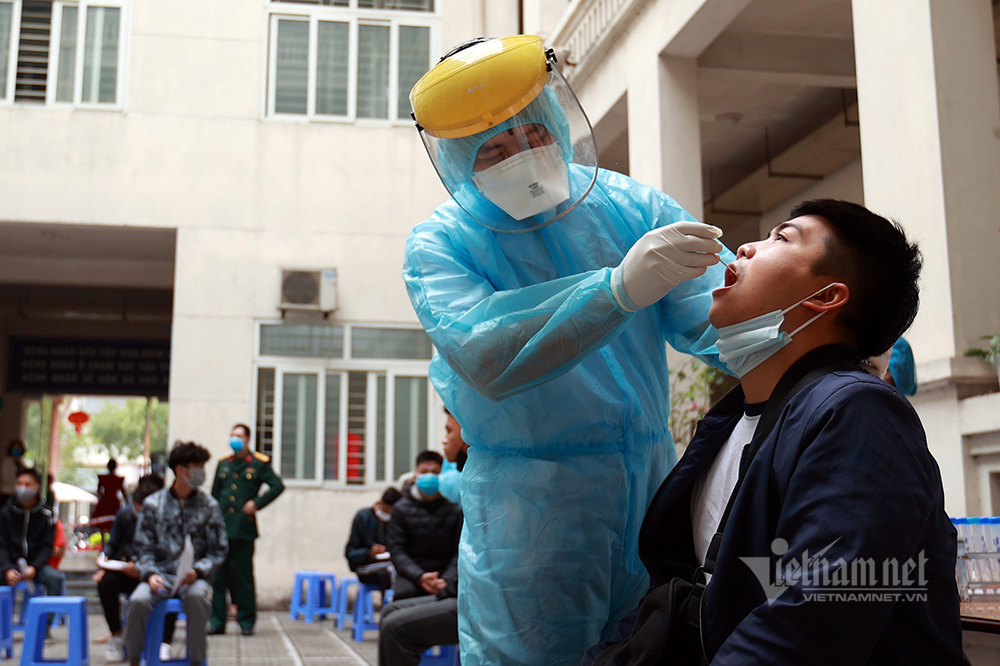 Photos: Thousands of enlistees in Hanoi tested for Covid-19 Photos: Thousands of military enlistees in Hanoi tested for Covid-19