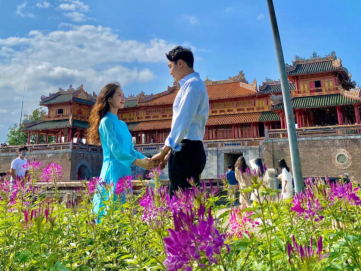 romantic photos of vietnamese south korean couple in vietnams tourist attractions