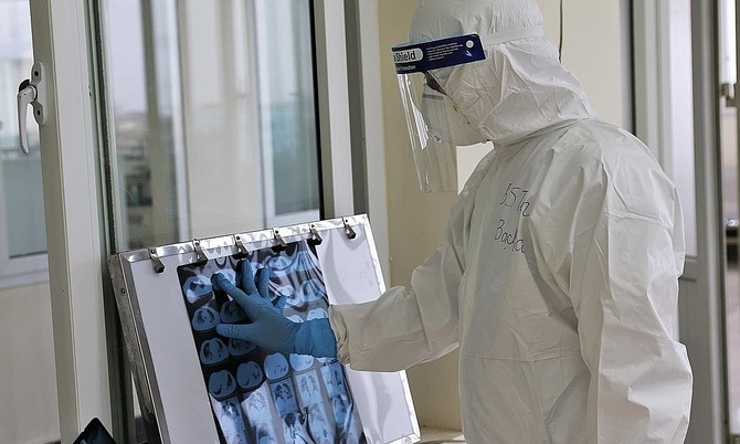 Deputy PM: Vietnam fights Covid-19 epidemic by its own tactics