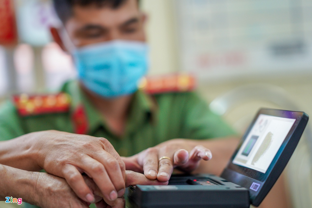 HCMC speeds up issuing chip-based ID cards for citizens HCMC accelerates issuing chip-based ID cards for citizens