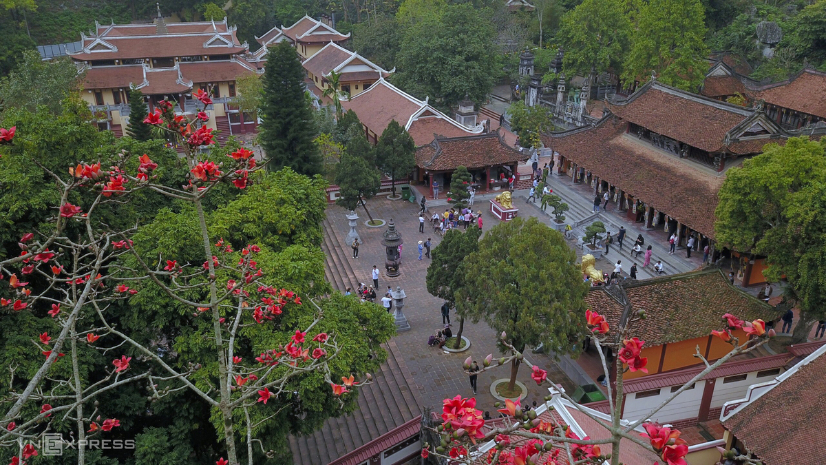 Hanoi dyed in red of silk cotton flowers Hanoi dyed in red of silk cotton flowers