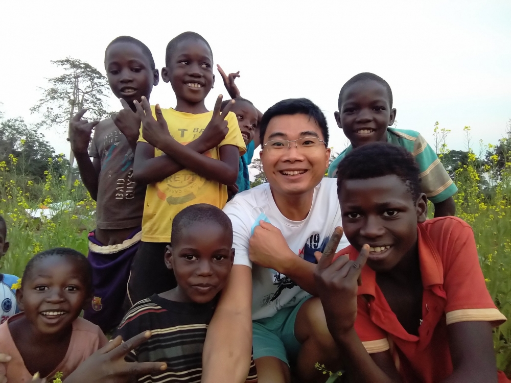 Vietnamese doctor couple treats, teaches Vietnamese, guides farming in Angola Vietnamese doctor couple treats, teaches Vietnamese, guides farming in Angola