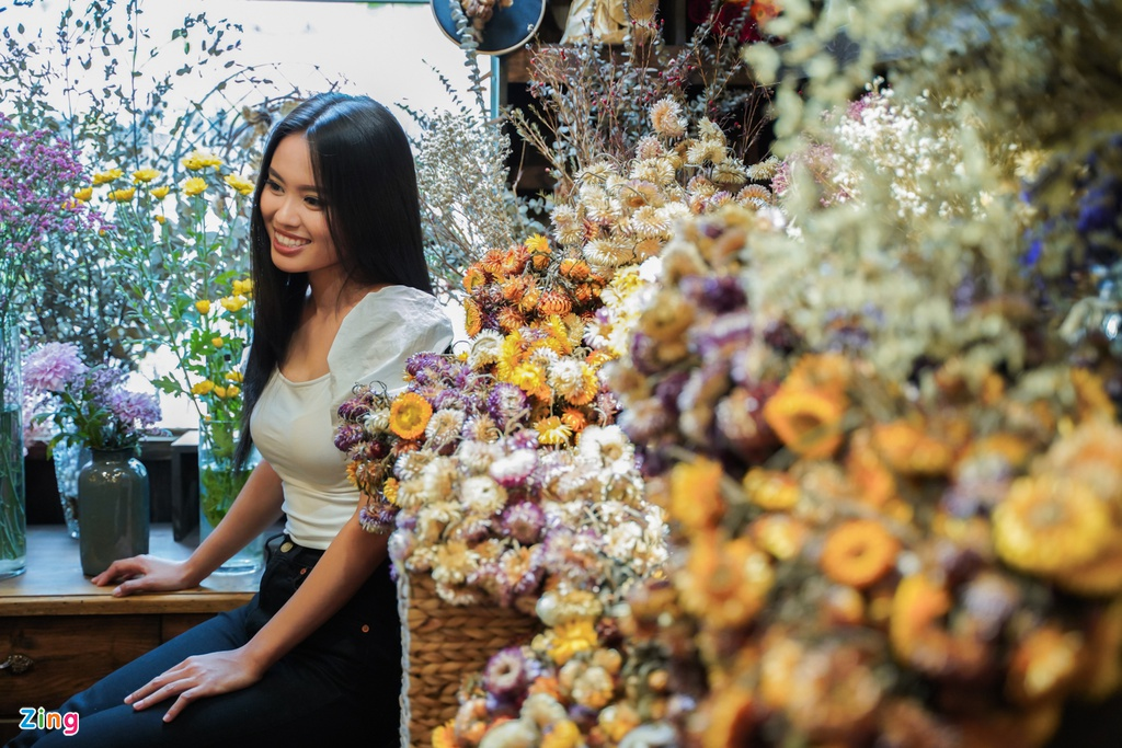 Vietnam’s Western female MC quits job to cycle across Vietnam, Southeast Asia Vietnam TV host quits job to cycle across Vietnam and Southeast Asia