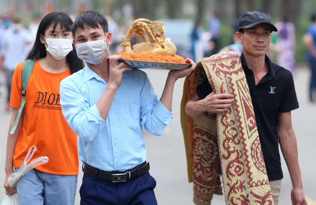 In Photos: Thousands of Vietnamese thronged to Hung Kings Temple from early morning In Photos: Thousands of Vietnamese thronged to Hung Kings Temple from early morning