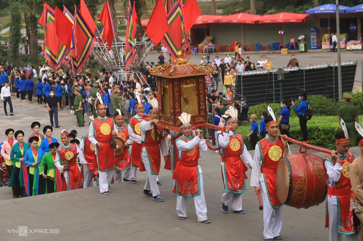 In Photos: Thousands of Vietnamese thronged to Hung Kings Temple from early morning In Photos: Thousands of Vietnamese thronged to Hung Kings Temple from early morning