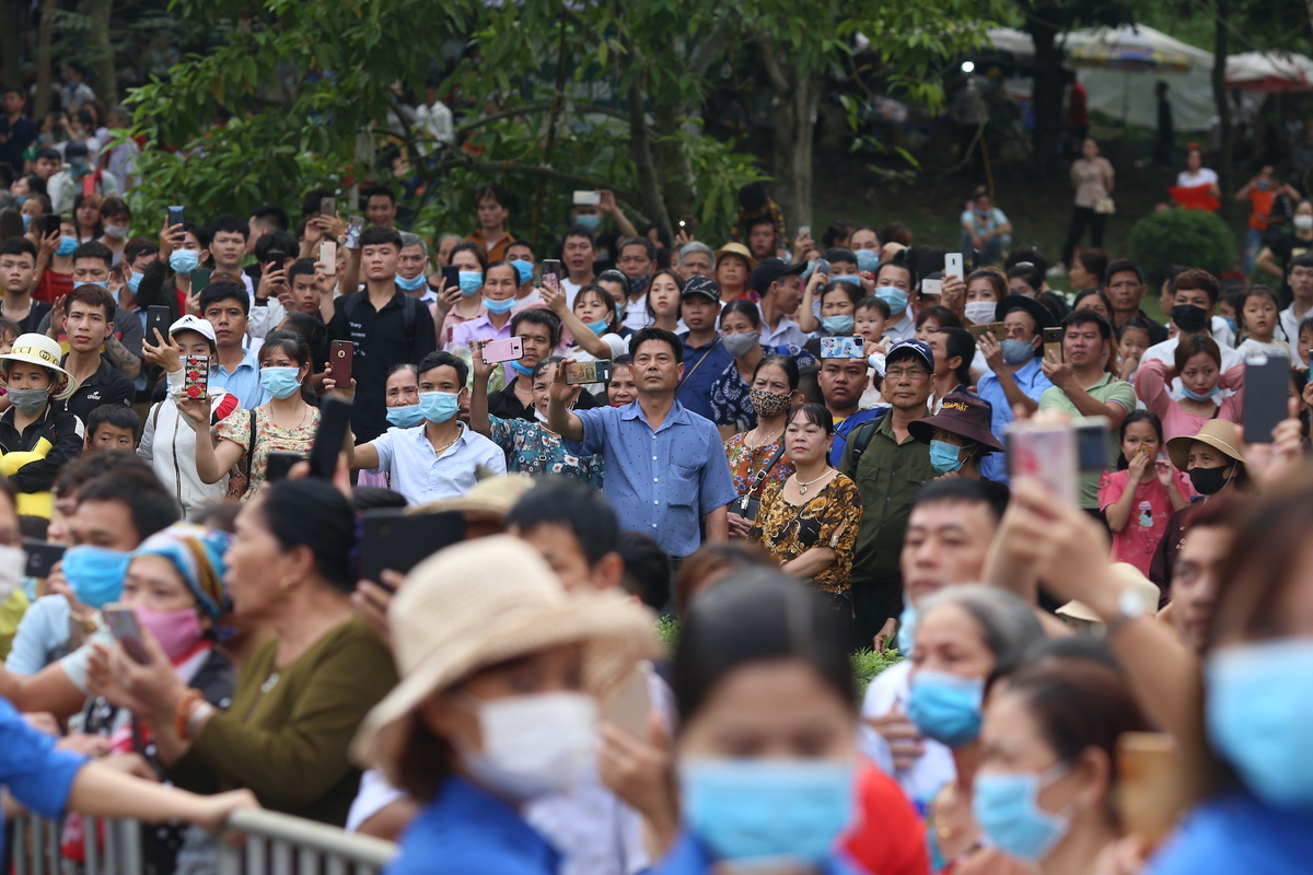 In Photos: Thousands of Vietnamese thronged to Hung Kings Temple from early morning In Photos: Thousands of Vietnamese thronged to Hung Kings Temple from early morning