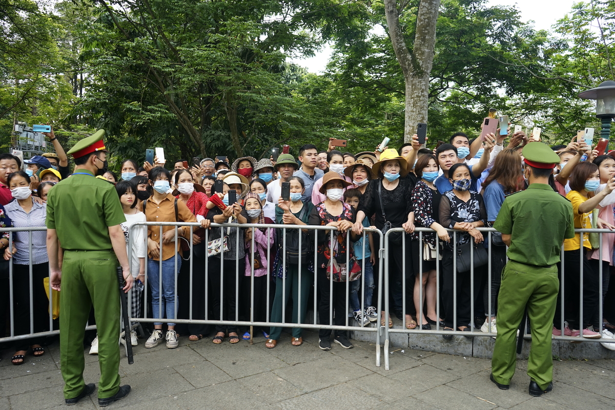 In Photos: Thousands of Vietnamese thronged to Hung Kings Temple from early morning In Photos: Thousands of Vietnamese thronged to Hung Kings Temple from early morning