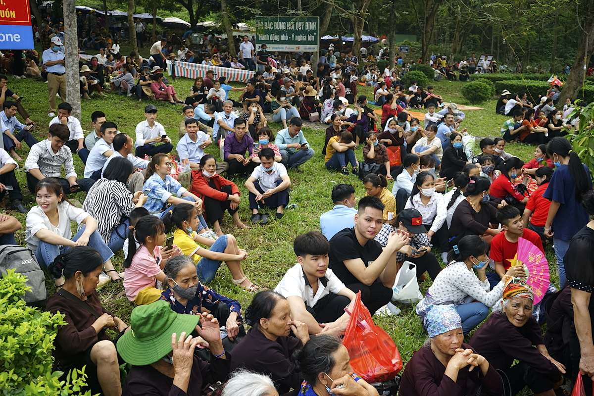 In Photos: Thousands of Vietnamese thronged to Hung Kings Temple from early morning In Photos: Thousands of Vietnamese thronged to Hung Kings Temple from early morning