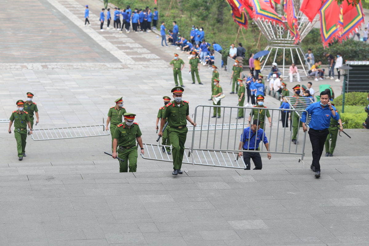In Photos: Thousands of Vietnamese thronged to Hung Kings Temple from early morning In Photos: Thousands of Vietnamese thronged to Hung Kings Temple from early morning