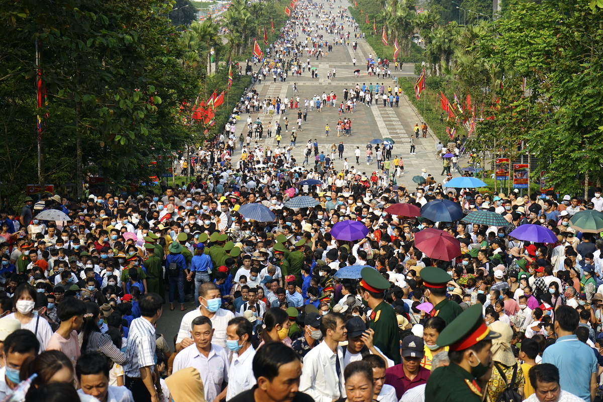 In Photos: Thousands of Vietnamese thronged to Hung Kings Temple from early morning In Photos: Thousands of Vietnamese thronged to Hung Kings Temple from early morning