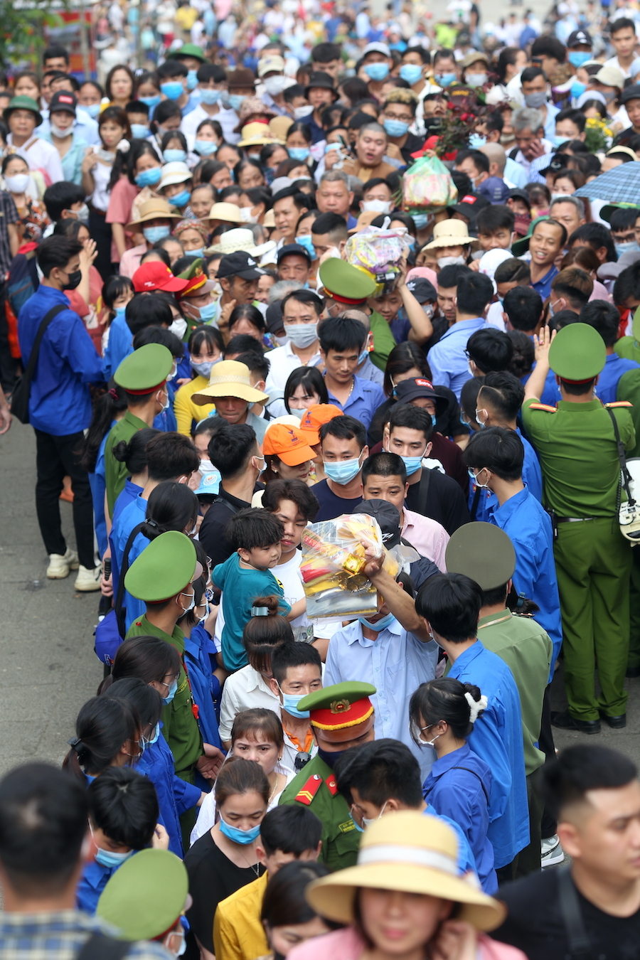 In Photos: Thousands of Vietnamese thronged to Hung Kings Temple from early morning In Photos: Thousands of Vietnamese thronged to Hung Kings Temple from early morning
