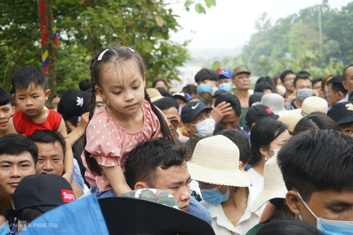 In Photos: Thousands of Vietnamese thronged to Hung Kings Temple from early morning In Photos: Thousands of Vietnamese thronged to Hung Kings Temple from early morning