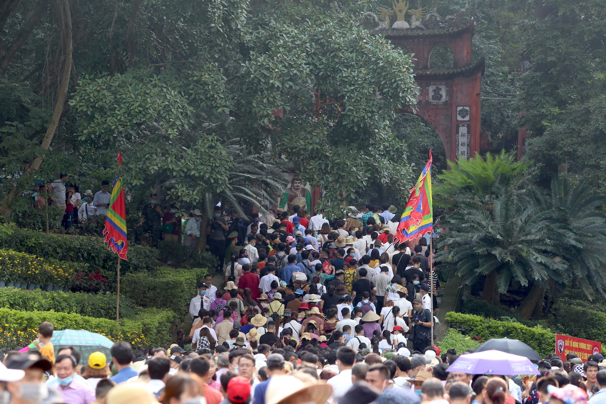 In Photos: Thousands of Vietnamese thronged to Hung Kings Temple from early morning In Photos: Thousands of Vietnamese thronged to Hung Kings Temple from early morning