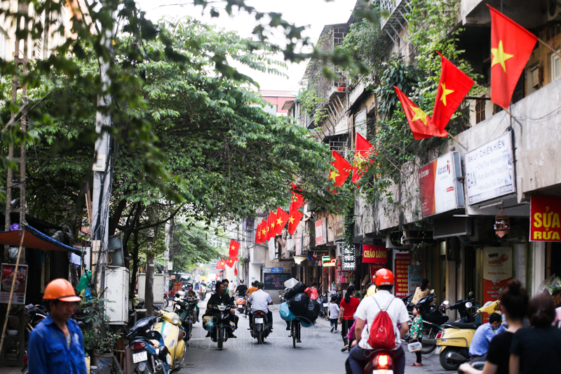 In Photo: Hanoi’s streets brilliantly decorated to celebrate National Reunification Day In Photo: Hanoi’s streets brilliantly decorated to celebrate National Reunification Day