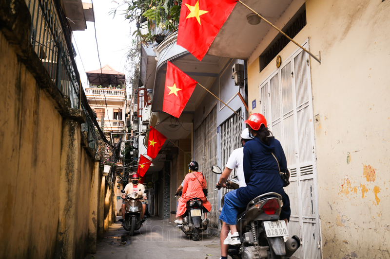 In Photo: Hanoi’s streets brilliantly decorated to celebrate National Reunification Day In Photo: Hanoi’s streets brilliantly decorated to celebrate National Reunification Day