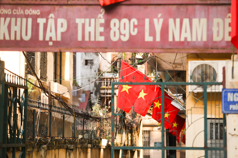 In Photo: Hanoi’s streets brilliantly decorated to celebrate National Reunification Day In Photo: Hanoi’s streets brilliantly decorated to celebrate National Reunification Day