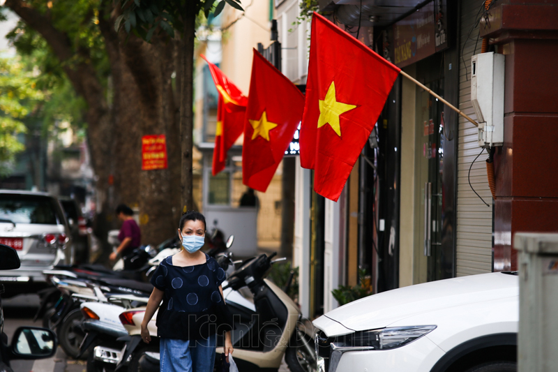 In Photo: Hanoi’s streets brilliantly decorated to celebrate National Reunification Day In Photo: Hanoi’s streets brilliantly decorated to celebrate National Reunification Day