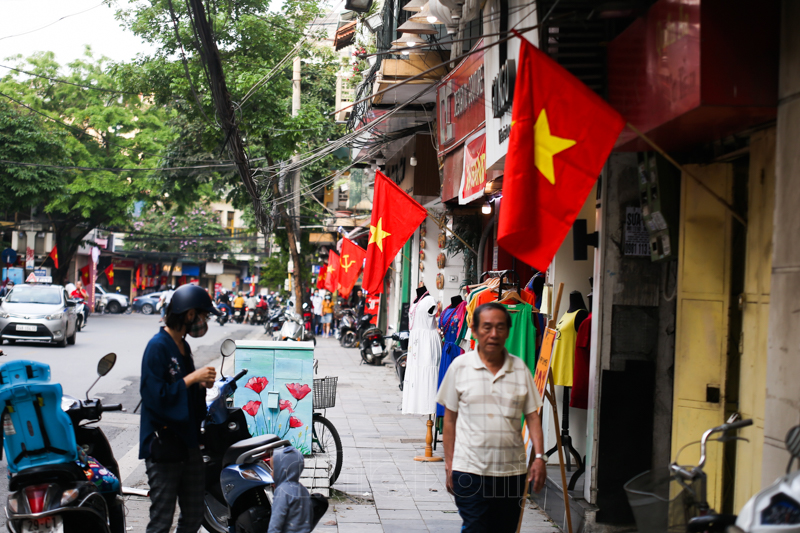 In Photo: Hanoi’s streets brilliantly decorated to celebrate National Reunification Day In Photo: Hanoi’s streets brilliantly decorated to celebrate National Reunification Day