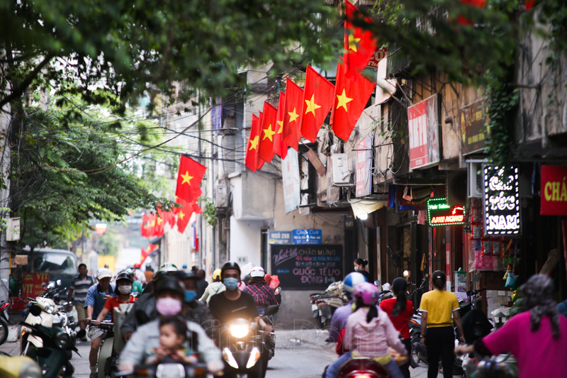 In Photo: Hanoi’s streets brilliantly decorated to celebrate National Reunification Day In Photo: Hanoi’s streets brilliantly decorated to celebrate National Reunification Day