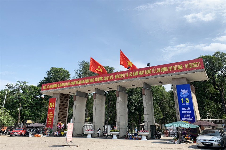 In Photo: Hanoi’s streets brilliantly decorated to celebrate National Reunification Day In Photo: Hanoi’s streets brilliantly decorated to celebrate National Reunification Day