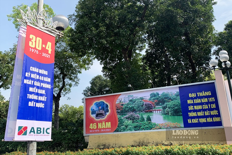 In Photo: Hanoi’s streets brilliantly decorated to celebrate National Reunification Day In Photo: Hanoi’s streets brilliantly decorated to celebrate National Reunification Day