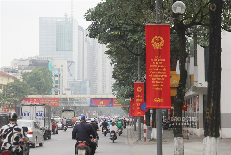 In Photo: Hanoi’s streets brilliantly decorated to celebrate National Reunification Day In Photo: Hanoi’s streets brilliantly decorated to celebrate National Reunification Day