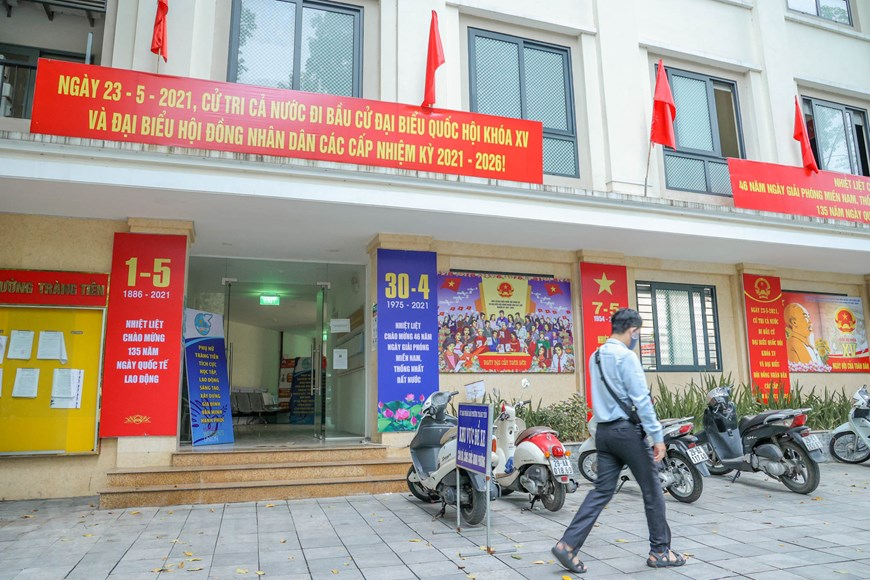 In Photo: Hanoi’s streets brilliantly decorated to celebrate National Reunification Day In Photo: Hanoi’s streets brilliantly decorated to celebrate National Reunification Day