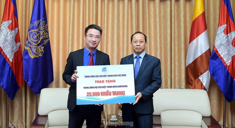 HCMC Communist Youth Union gifts 50.000 face masks to Laos and Cambodia HCMC Communist Youth Union gifts 50.000 face masks to Laos and Cambodia
