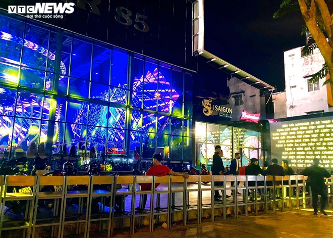 Bars, karaoke parlors in HCMC City ignore regulations on Covid-19 prevention and control Bars, karaoke parlors in HCMC City ignore regulations on Covid-19 prevention and control