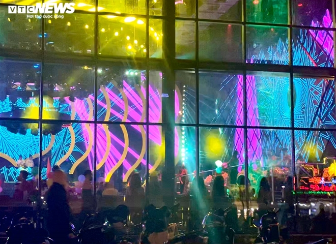 Bars, karaoke parlors in HCMC City ignore regulations on Covid-19 prevention and control Bars, karaoke parlors in HCMC City ignore regulations on Covid-19 prevention and control