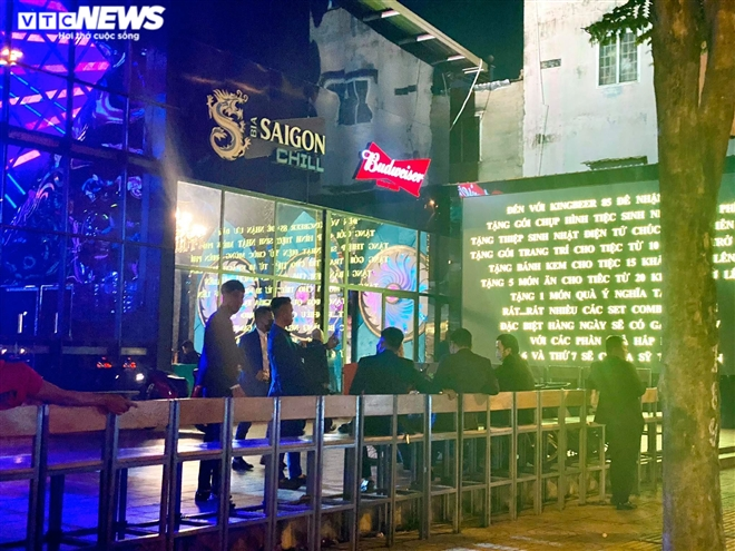 Bars, karaoke parlors in HCMC City ignore regulations on Covid-19 prevention and control Bars, karaoke parlors in HCMC City ignore regulations on Covid-19 prevention and control