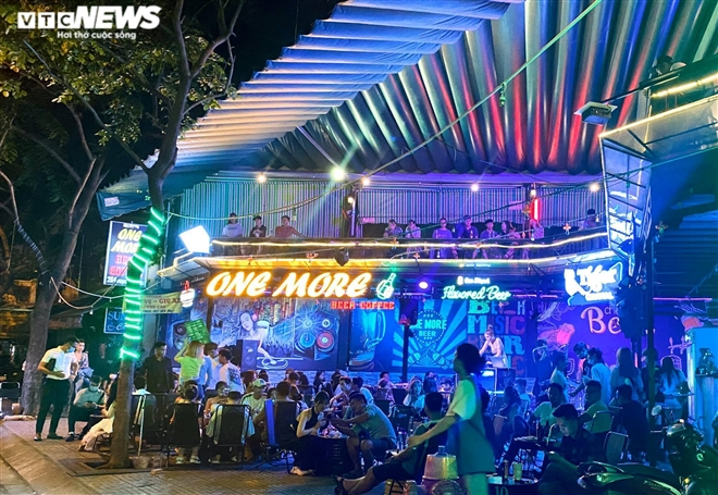 Bars, karaoke parlors in HCMC City ignore regulations on Covid-19 prevention and control Bars, karaoke parlors in HCMC City ignore regulations on Covid-19 prevention and control